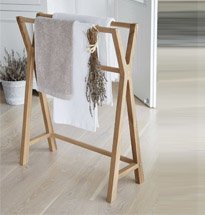 Kệ gỗ chữ X phơi khăn decor phòng tắm gia đình, spa, salon tóc KG38