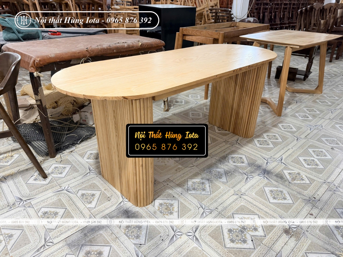 Bàn gỗ mặt oval chân ốp nan