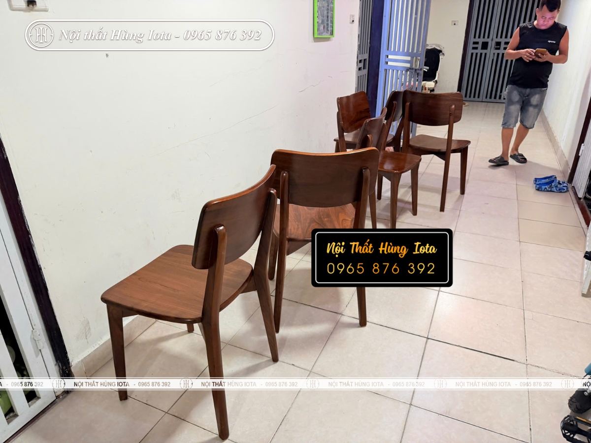 Ghế ăn gia đình màu gỗ óc chó