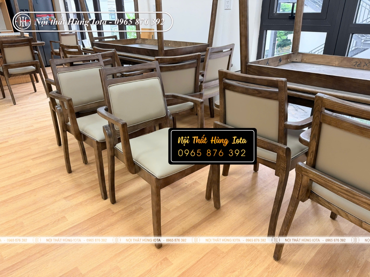 Lắp đặt bàn ghế ăn màu nâu cho viện dưỡng lão