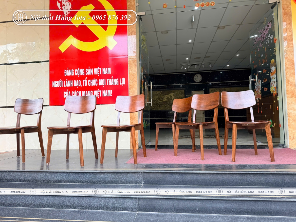 Lắp đặt ghế ăn chung cư màu óc chó