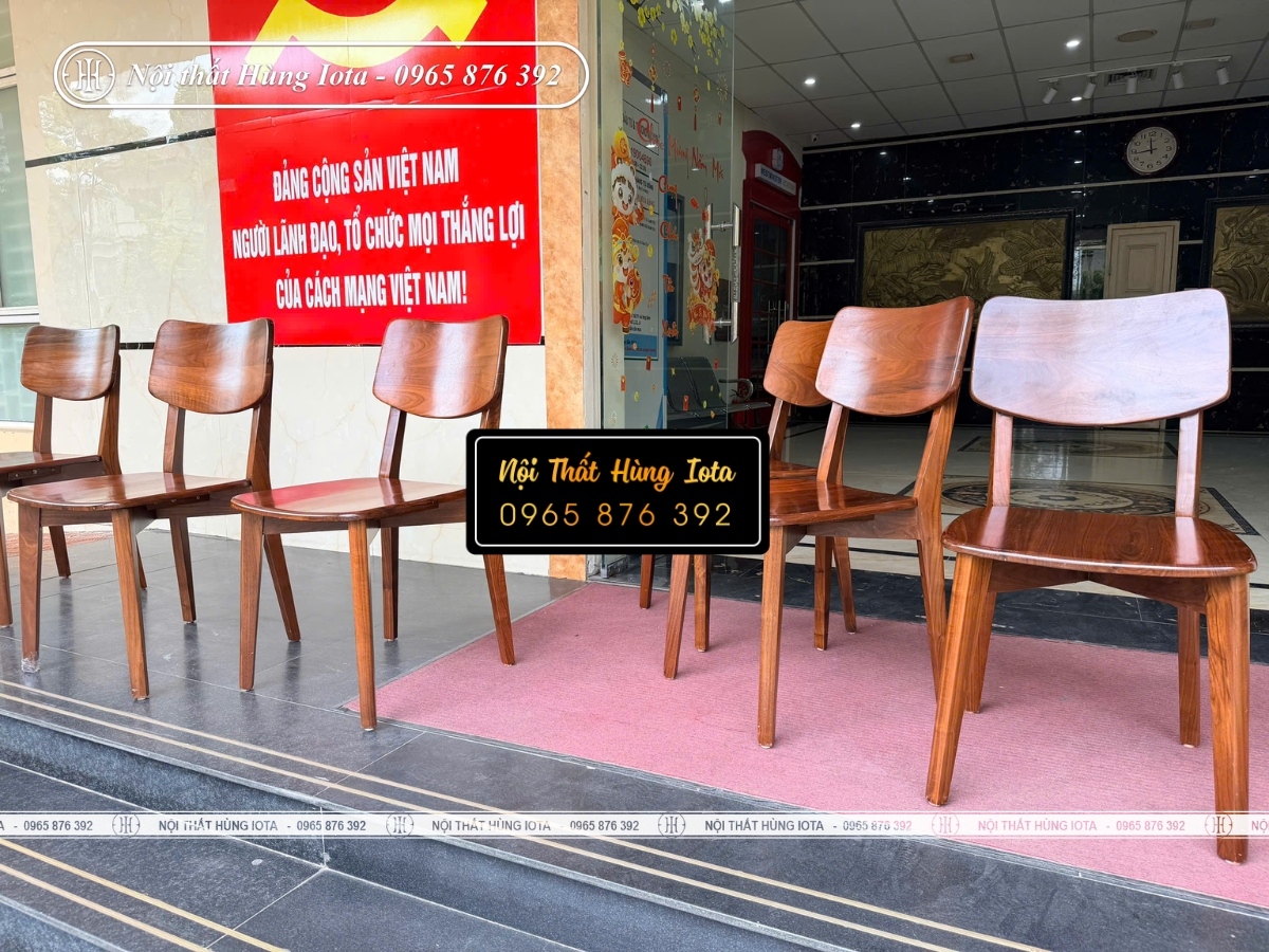 Lắp đặt ghế ăn gia đình màu gỗ óc chó