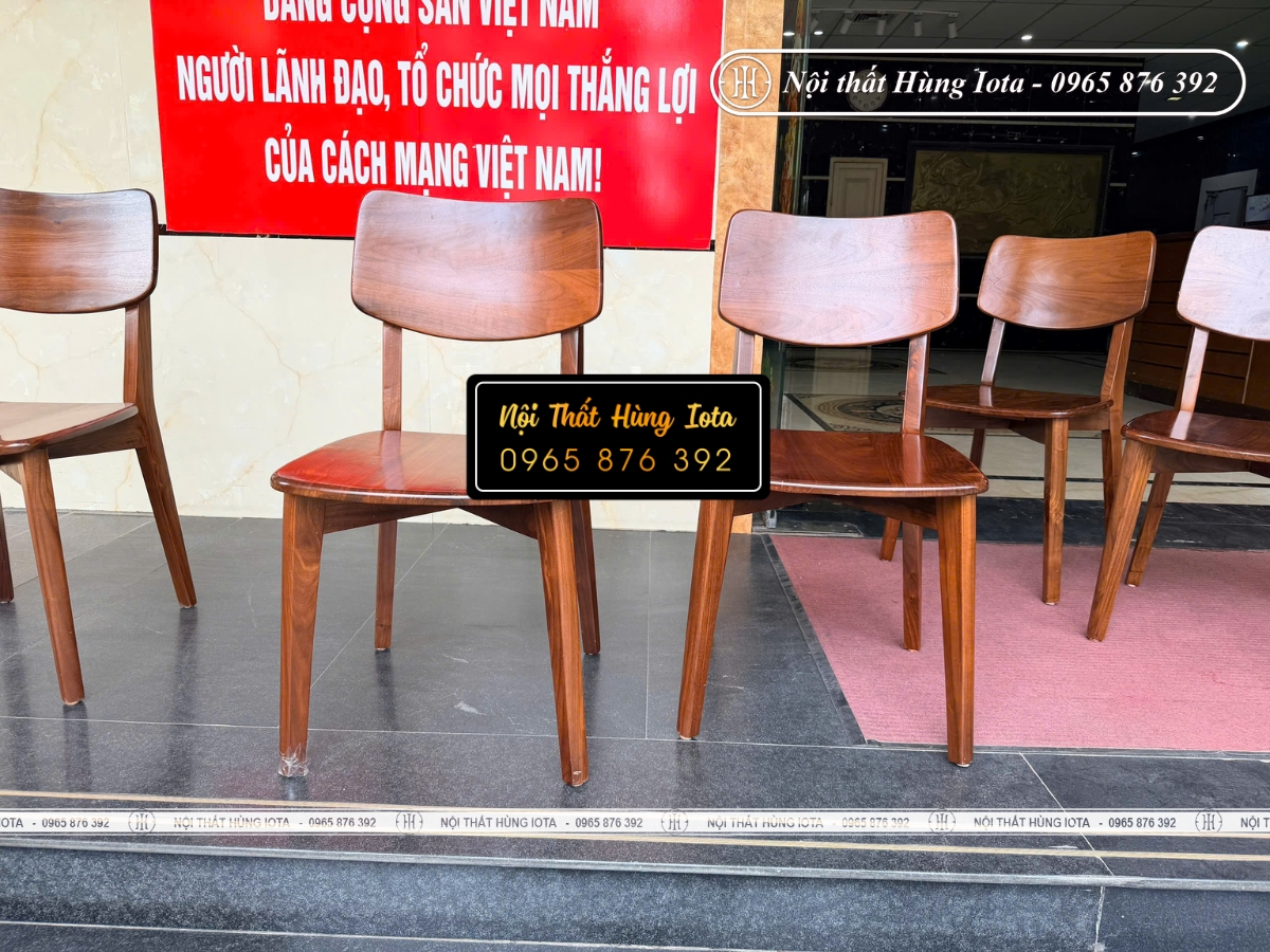 Lắp đặt ghế ăn gia đình màu gỗ óc chó