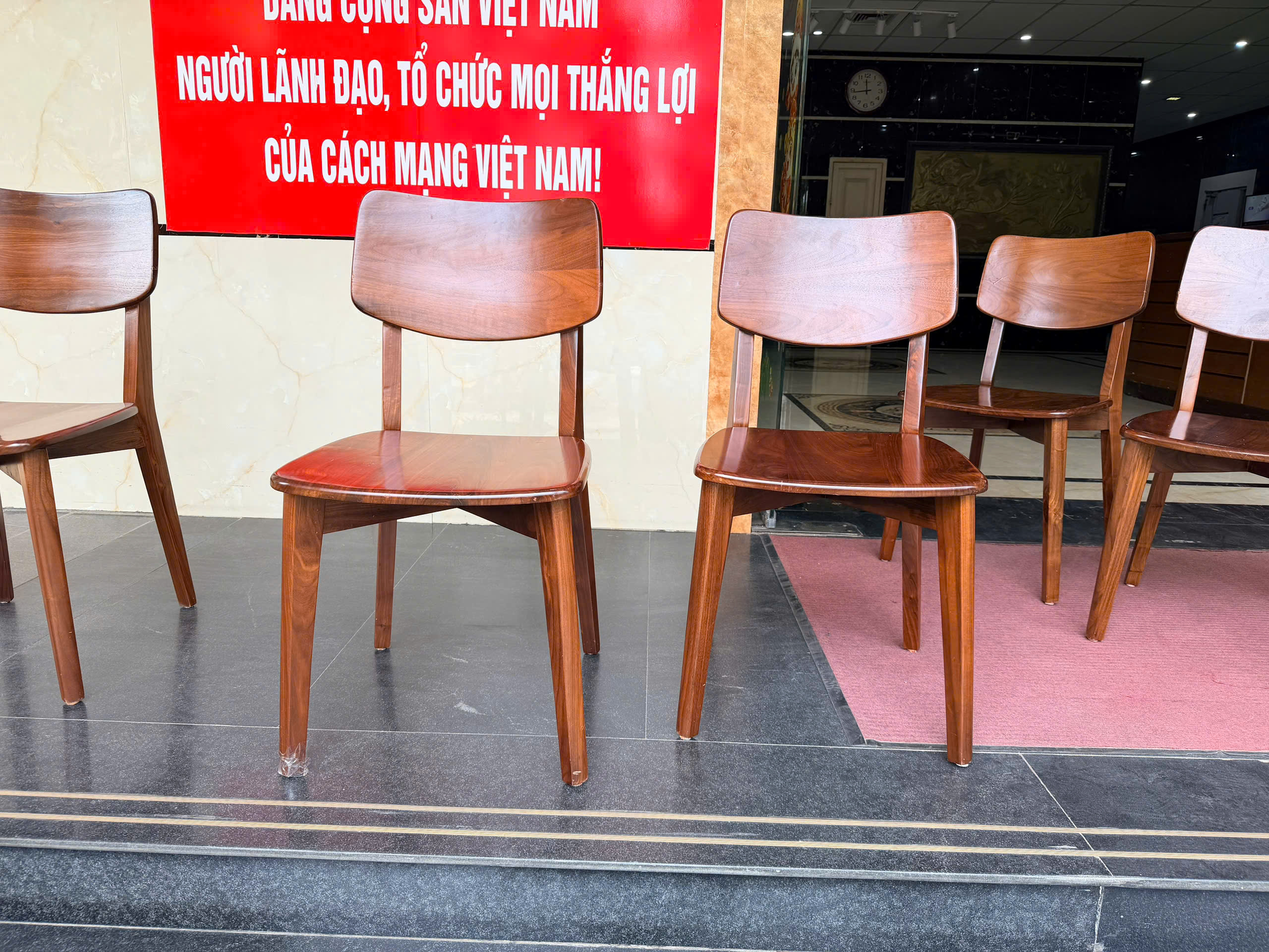 Thumb lắp đặt ghế ăn gia đình màu gỗ óc chó