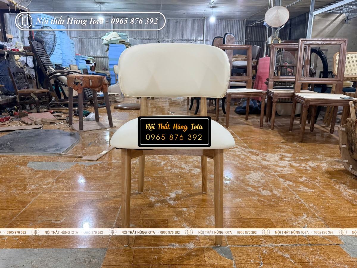 Ghế ăn gia đình tựa cong bọc da màu kem nhã nhặn