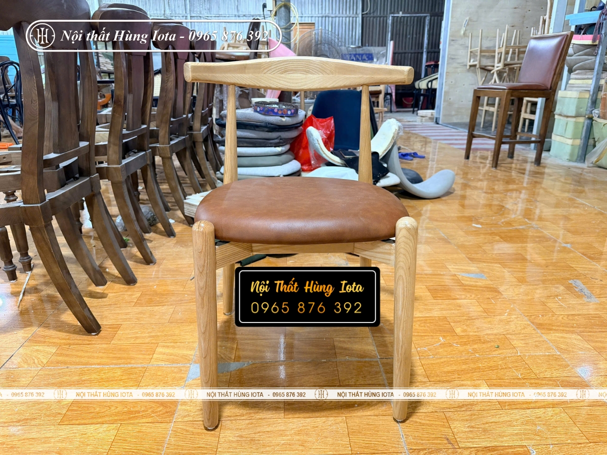 Ghế bull gỗ sồi có đệm màu nâu sang trọng