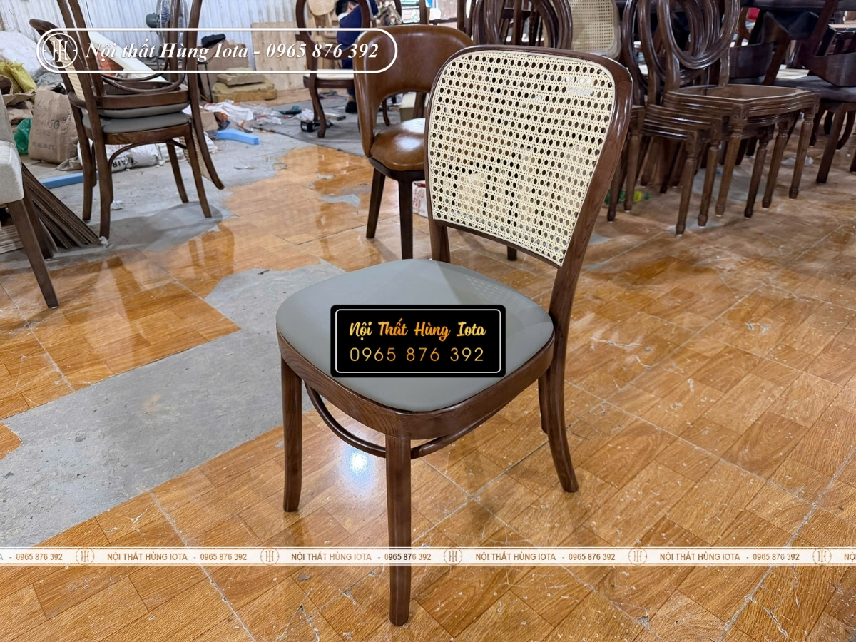 Ghế gỗ tựa lưng đan mây