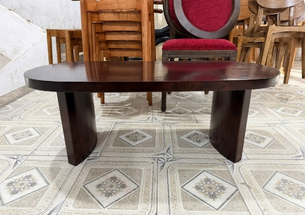 Bàn gỗ mặt oval chân cong